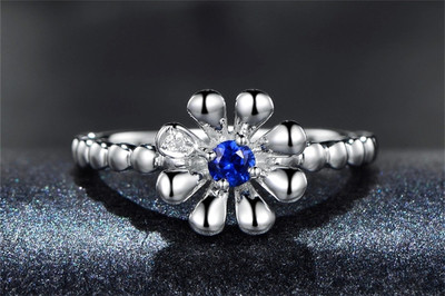 星光之海 米莱珠宝白18K金蓝宝石钻石戒指的优雅诠释